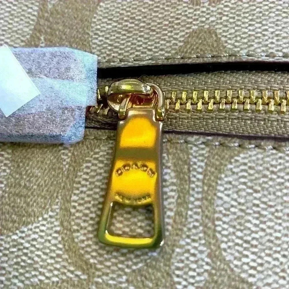 Beautiful NWT Coach Crossbody - Picture 3 of 13